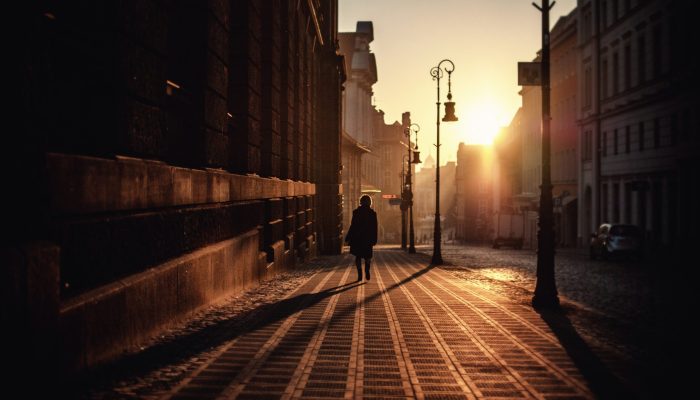 menino-andando-na-rua-ao-por-sol