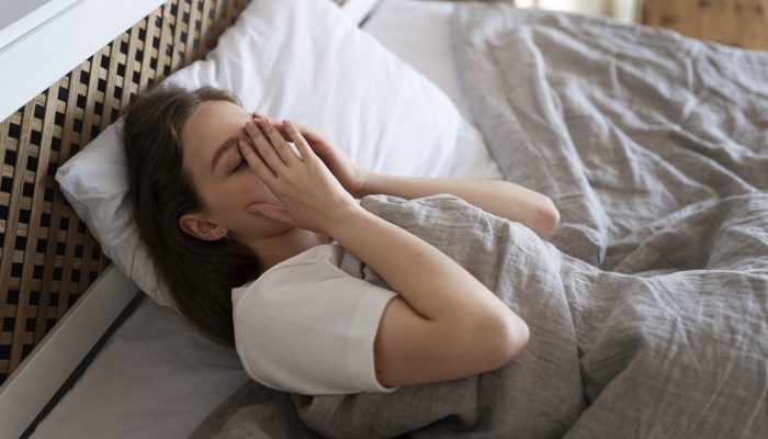 mulher-ansiosa-de-alto-angulo-deitada-na-cama