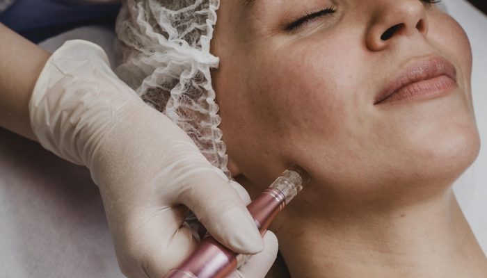 mulher-bonita-no-centro-de-bem-estar-fazendo-um-tratamento-cosmetico