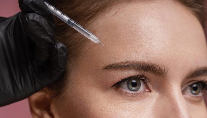 mulher-bonita-recebendo-injecao-no-rosto