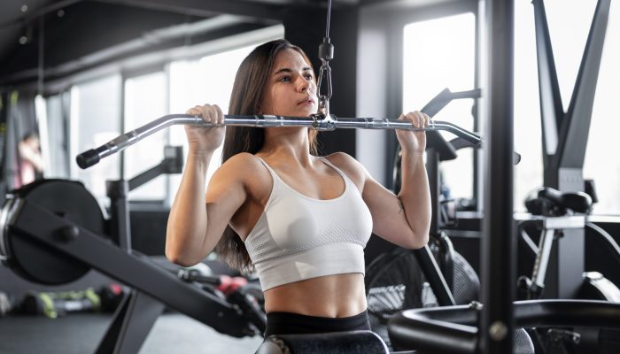 mulher-com-abdomen-visivel-fazendo-fitness