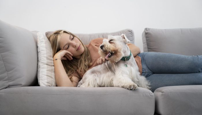 mulher-com-tiro-medio-e-cachorro-no-sofa
