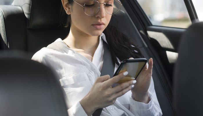 mulher-de-oculos-usando-o-telefone