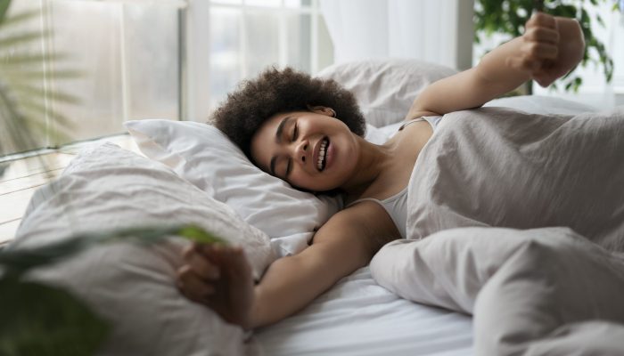 mulher-de-tiro-medio-deitada-na-cama