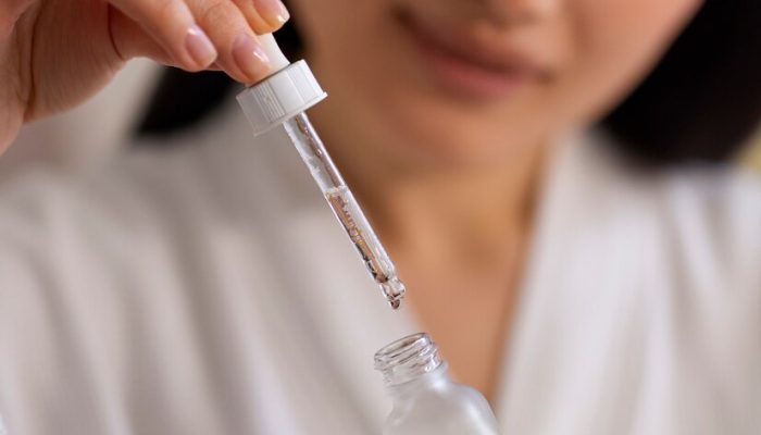 mulher-de-vista-frontal-usando-soro_23-2150467001