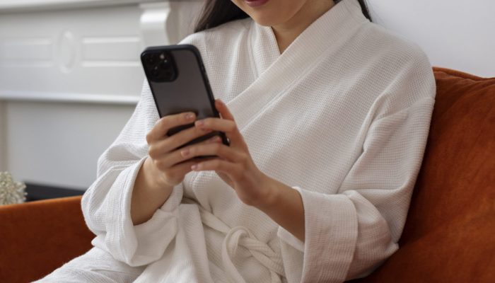 mulher-de-vista-frontal-usando-tapa-olhos