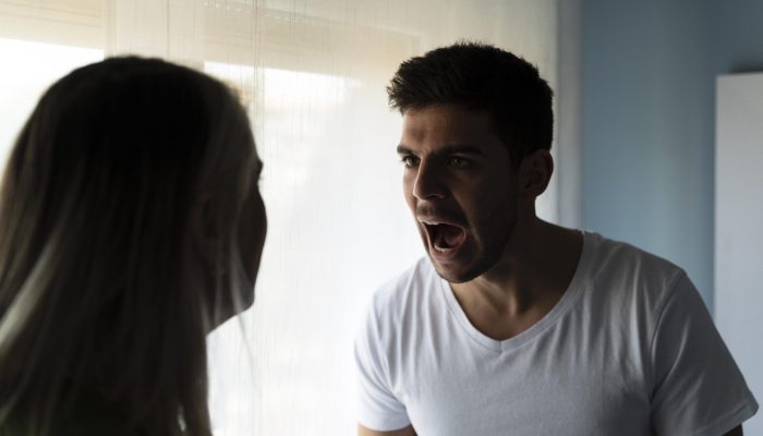 mulher-e-homem-brigando-em-casa