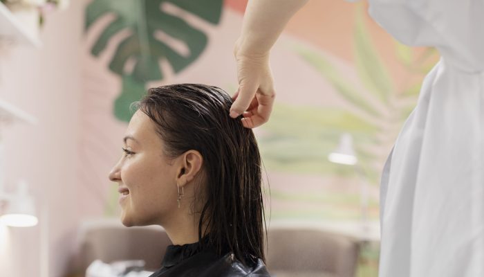 mulher-fazendo-tratamento-em-cabeleireiro
