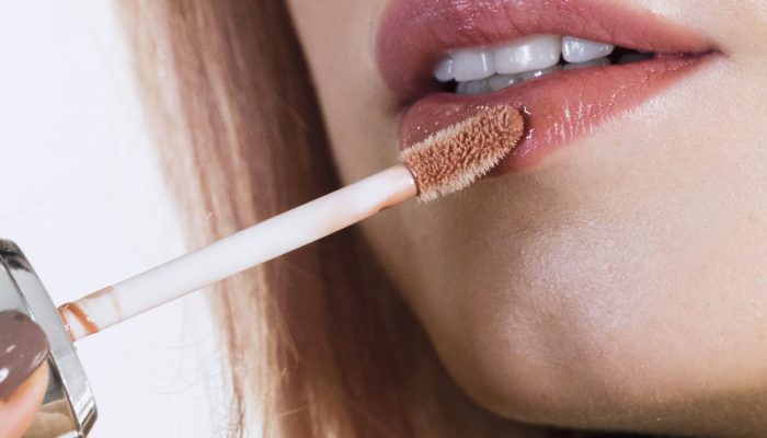 mulher-irreconhecivel-aplicar-batom