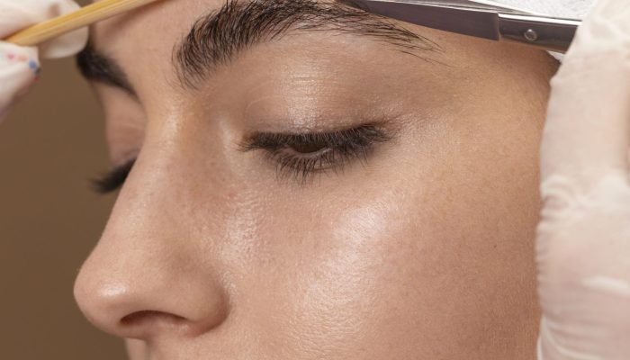 mulher-jovem-em-um-salao-de-beleza