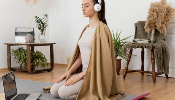 mulher-meditando-em-casa-com-fones-de-ouvido