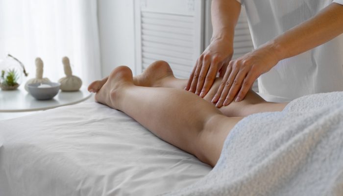 mulher-passando-tempo-no-spa-e-recebendo-uma-massagem-relaxante