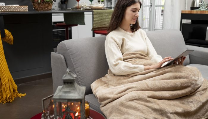 mulher-segurando-dispositivo-completo