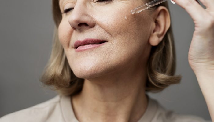 mulher-senior-de-tiro-medio-usando-soro