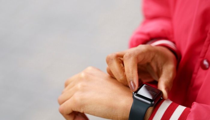 mulher-usando-tecnologia-smartwatch_23-2149491864