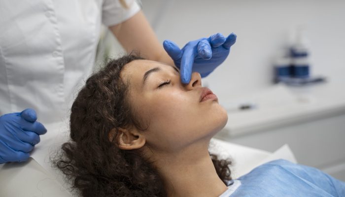 paciente-submetido-procedimento-de-microagulhamento