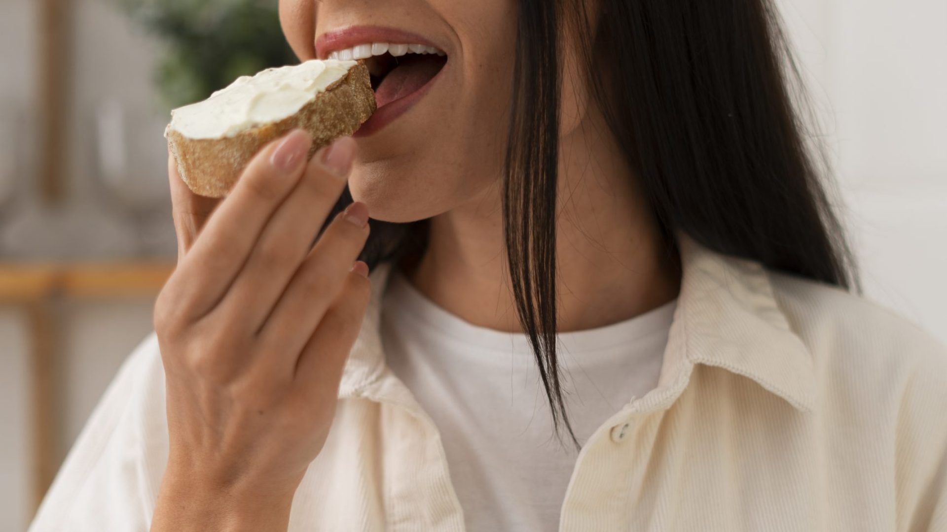 pessoa-autentica-comendo-queijo-fresco