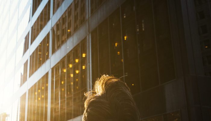 pessoa-olhar-topo-arranha-ceu