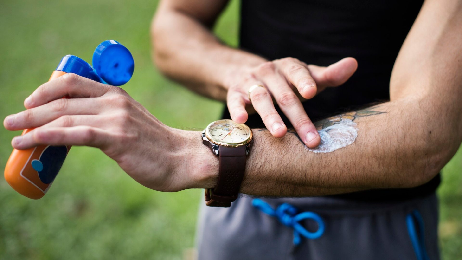 pessoas-usando-sol-tela_53876-30650