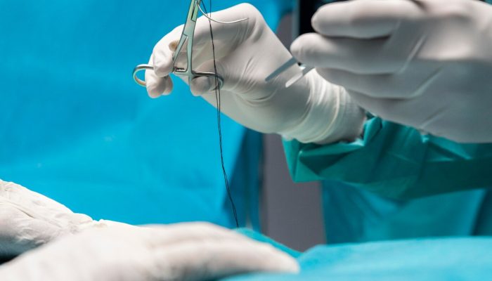 procedimento-cirurgico-feito-por-medico_23-2148962524