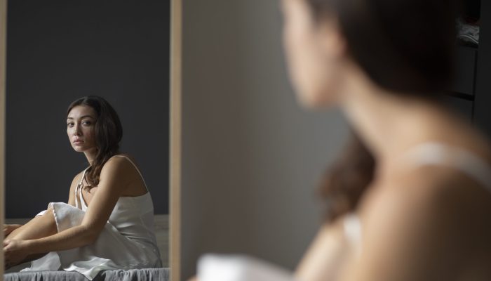 retrato-de-jovem-com-baixa-auto-estima-com-espelho