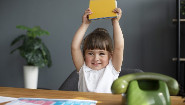 retrato-de-linda-garota-trabalhando-em-sua-mesa-de-escritorio