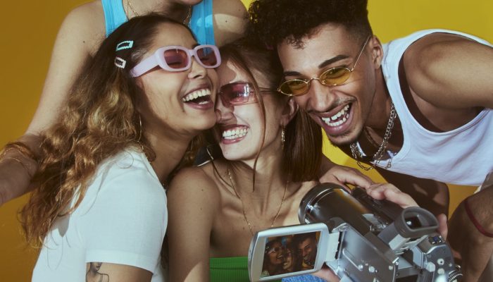 retrato-de-um-jovem-grupo-de-amigos-no-estilo-de-moda-dos-anos-2000-posando-com-camera