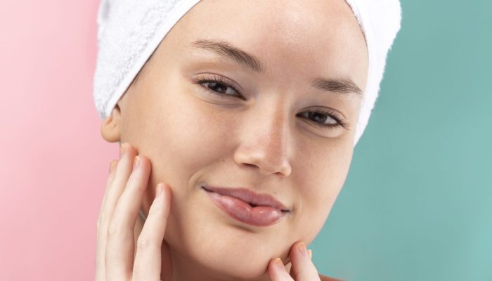 retrato-de-uma-mulher-linda-apos-sua-rotina-de-cuidados-com-pele