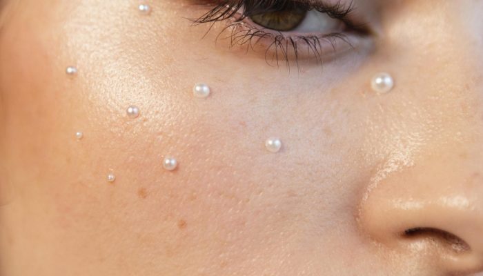 retrato-feminino-com-maquiagem-de-perolas