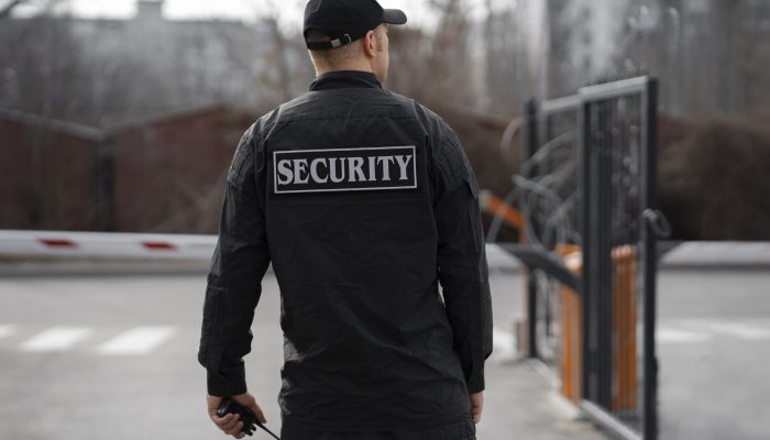 retrato-guarda-de-seguranca-masculino-com-cerca-de-arame-farpado