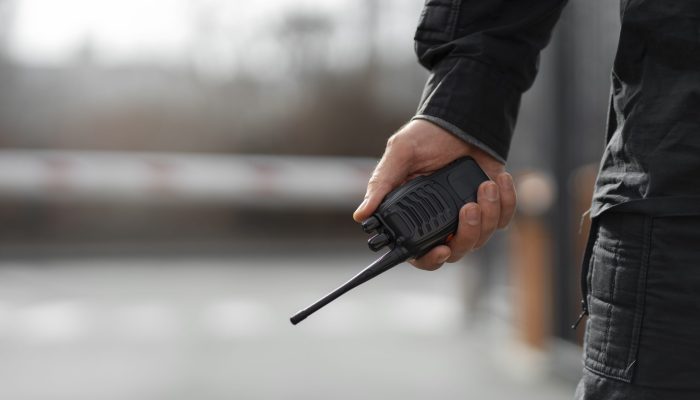 retrato-guarda-de-seguranca-masculino-com-estacao-de-radio