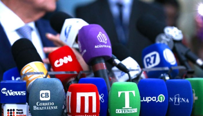 Saúde mental de jornalistas brasileiros é ameaçada por assédio e sobrecarga