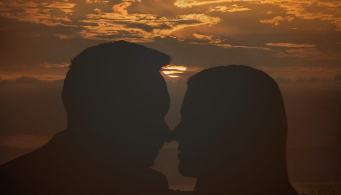 silhuetas-de-casal-de-tiro-medio-ao-por-sol
