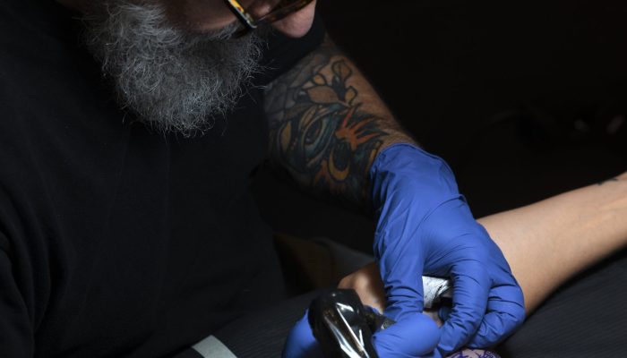 tatuador-experiente-trabalhando-na-tatuagem-cliente