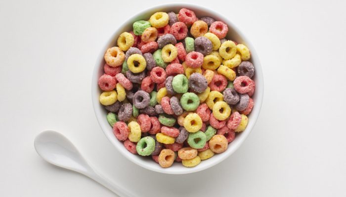 tigela-de-cereais-coloridos-saborosos-vista-superior