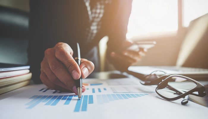 trabalho-equipe-de-cooperacao-empresaria-laptop-escritorio_1418-44