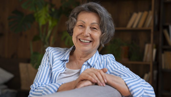 velha-de-tiro-medio-na-biblioteca