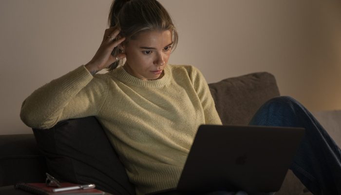 vista-frontal-mulher-trabalhando-tarde-da-noite