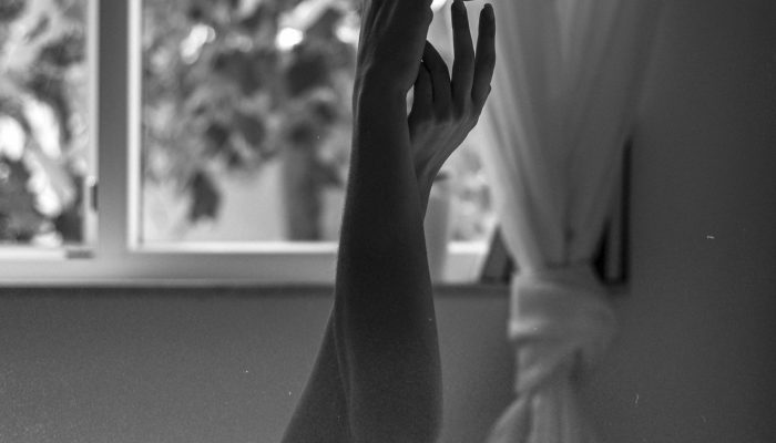 vista-lateral-das-maos-casal-posando