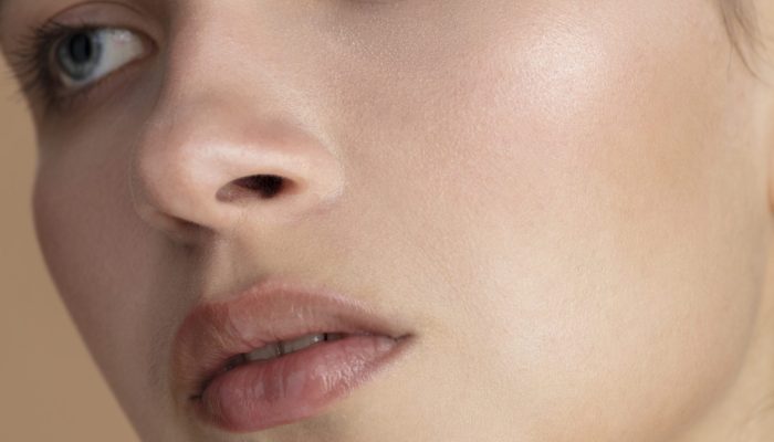 vista-lateral-jovem-com-pele-perfeita