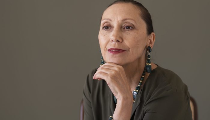 vista-lateral-sabia-mulher-senior-posando-no-estudio